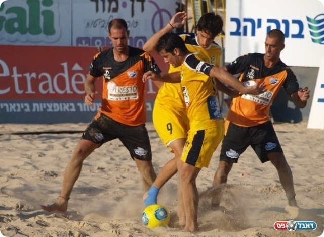 מחפשים את הכדור.מרציאנו(משמאל) וסבג (מימין) מול דיגיניו ובדש מנתניהץ